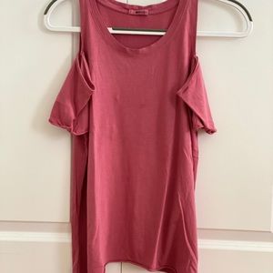 👏🏼✨SOLD✨👏🏼 Red cold shoulder shirt